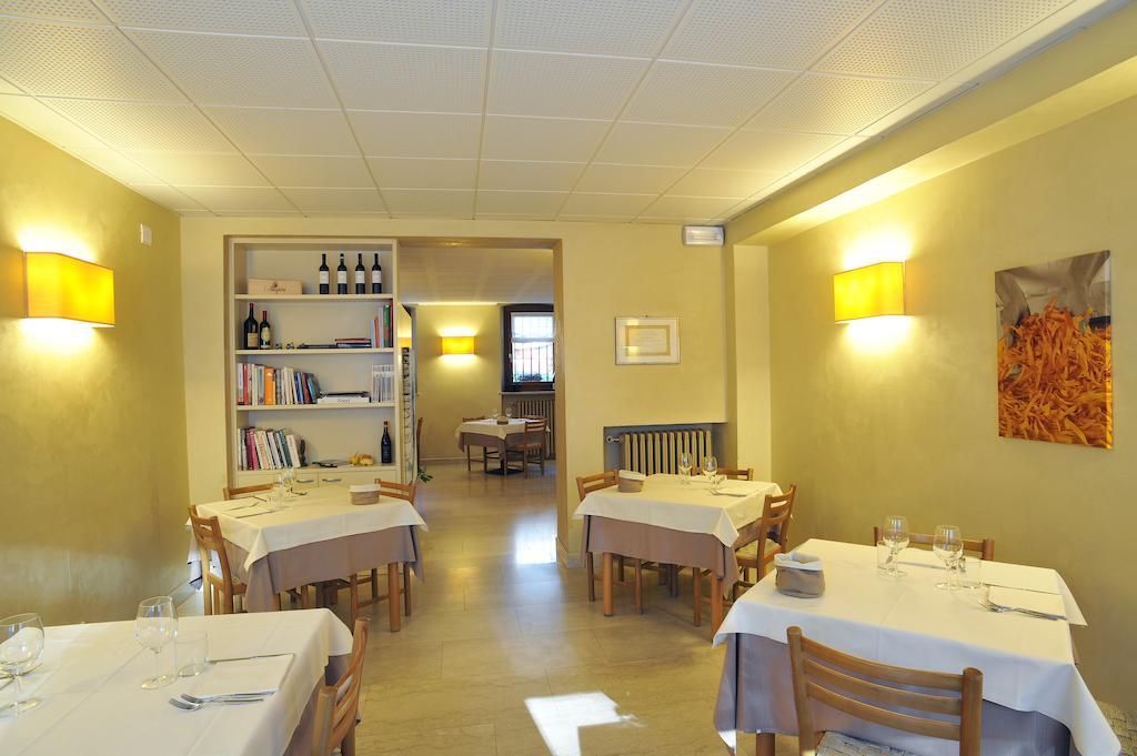 Albergo Croce D'Oro Dolcè Екстериор снимка