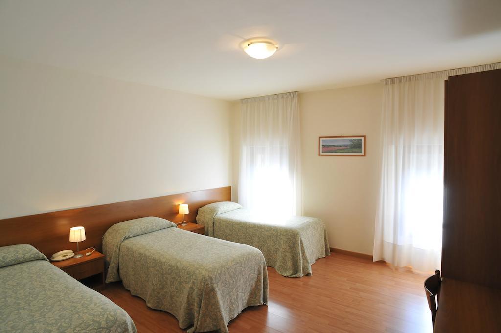 Albergo Croce D'Oro Dolcè Екстериор снимка