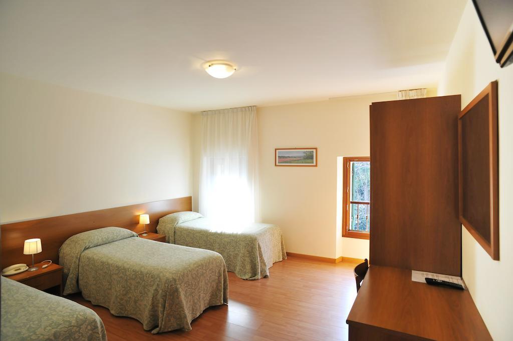 Albergo Croce D'Oro Dolcè Екстериор снимка