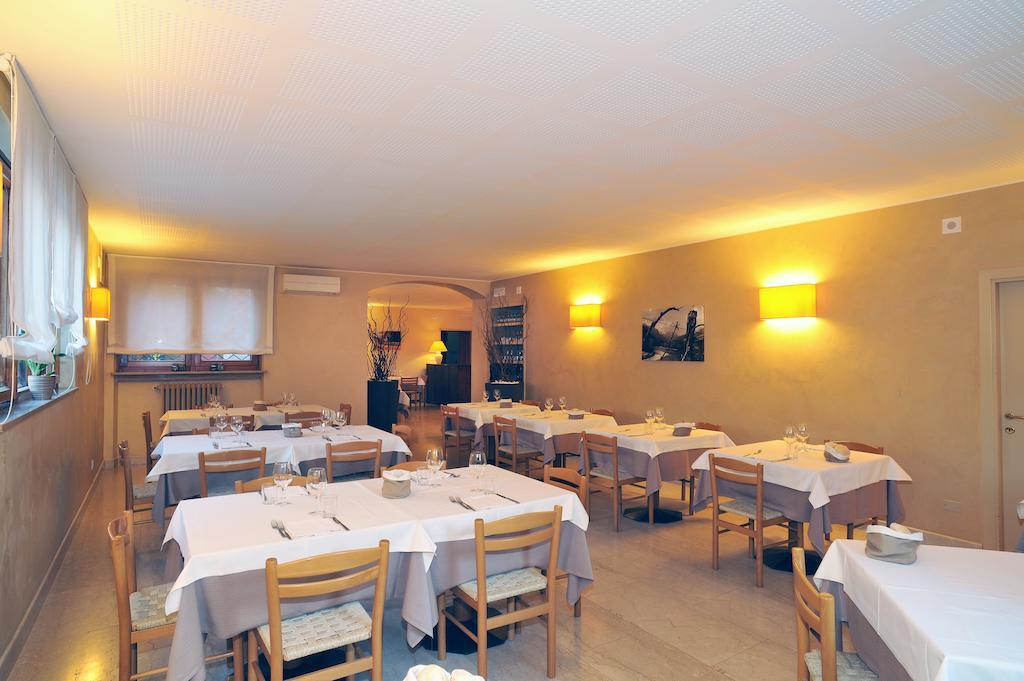 Albergo Croce D'Oro Dolcè Екстериор снимка